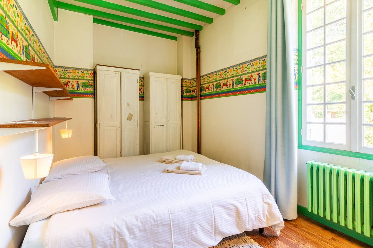 Une chambre aux poutres vertes