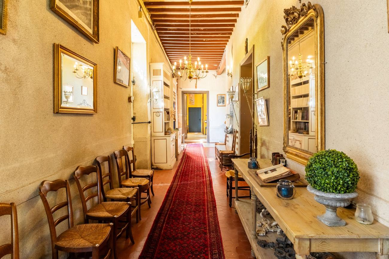 Le long couloir de la maison, tomettes et poutres