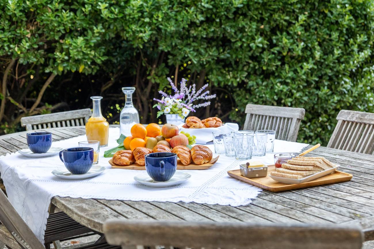 Petit-déjeuner sur la table du jardin