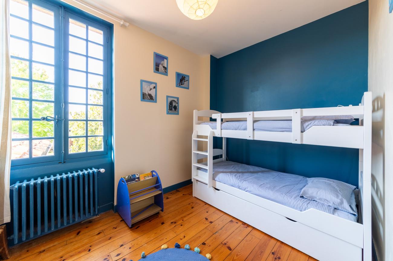 Une chambre avec lits superposés