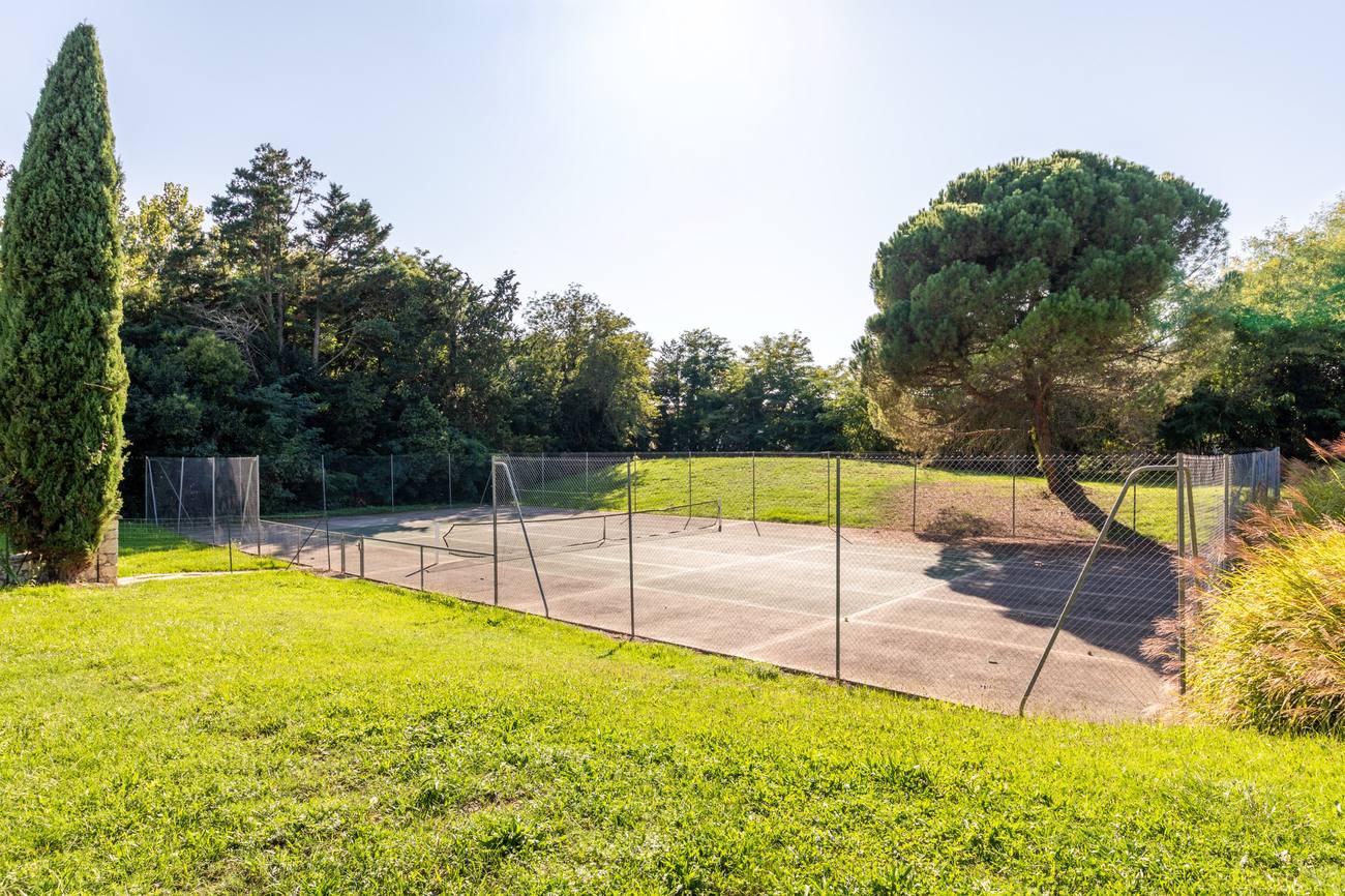 Le court de tennis