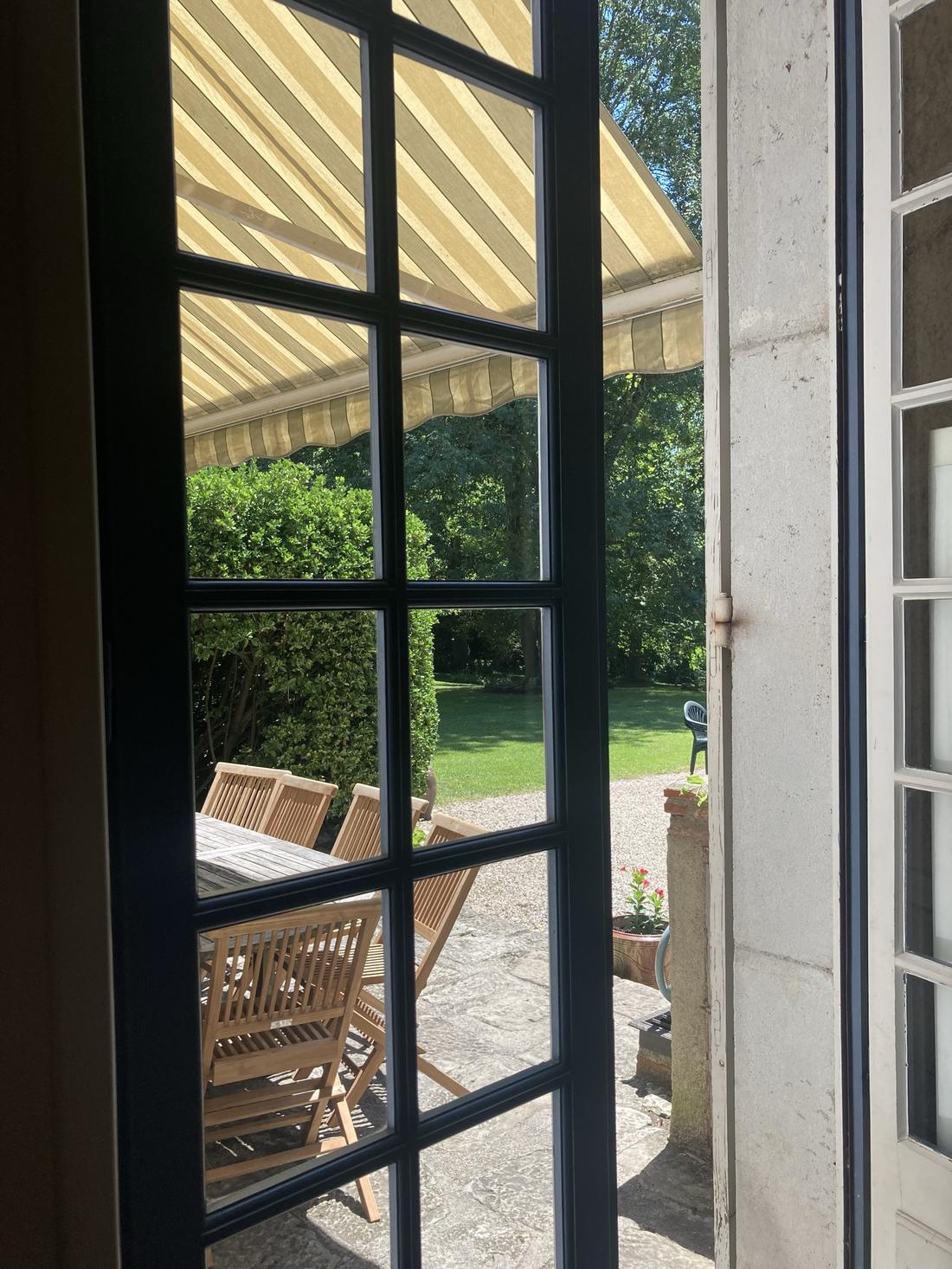 La terrasse vue de la maison
